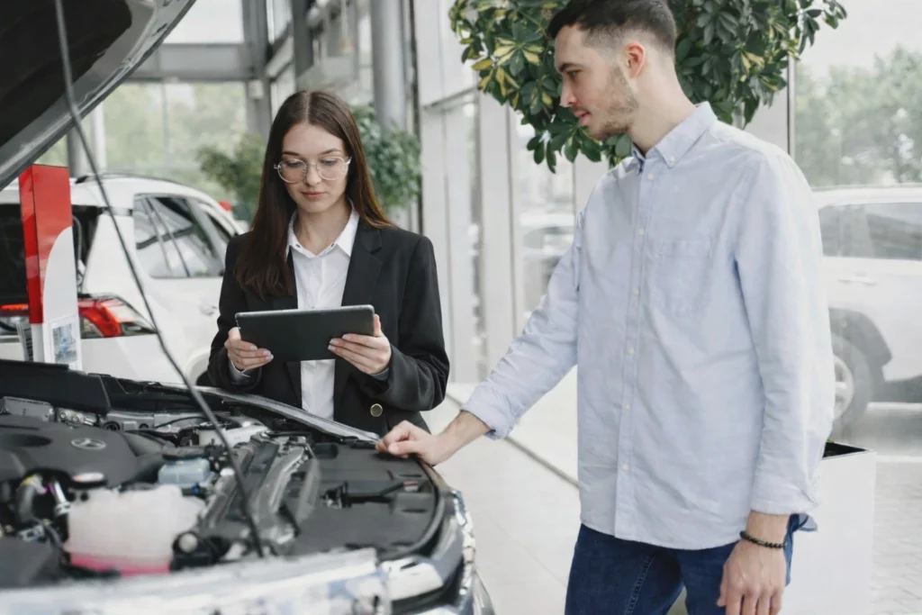 Inspectrice automobile professionnelle analysant un véhicule avant achat avec rapport détaillé et photos à Montréal et au Québec