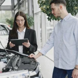 Inspectrice automobile professionnelle analysant un véhicule avant achat avec rapport détaillé et photos à Montréal et au Québec
