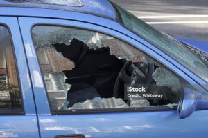 Voiture avec vitre latérale cassée apres un vol/vandalisme- intervention et conseils immédiat Québec